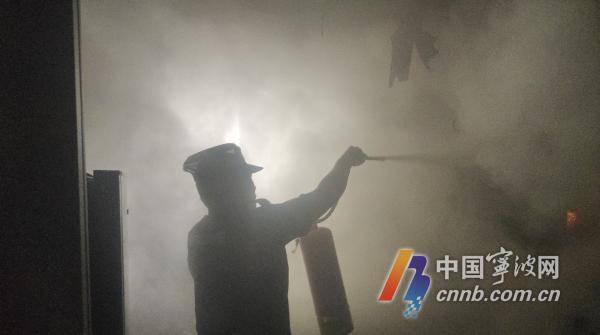 黃金4分鐘！保安化身“雪人”滅火，他們的操作堪稱教科書