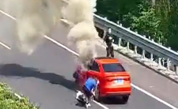 高速驚魂：駕駛員危在旦夕，多名陌生人出手齊心協(xié)力救人一命，為生命接力！