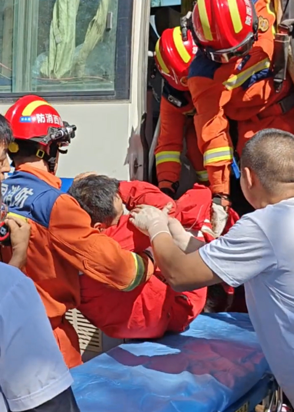 工程車追尾事故！消防人員緊急破拆救援行動